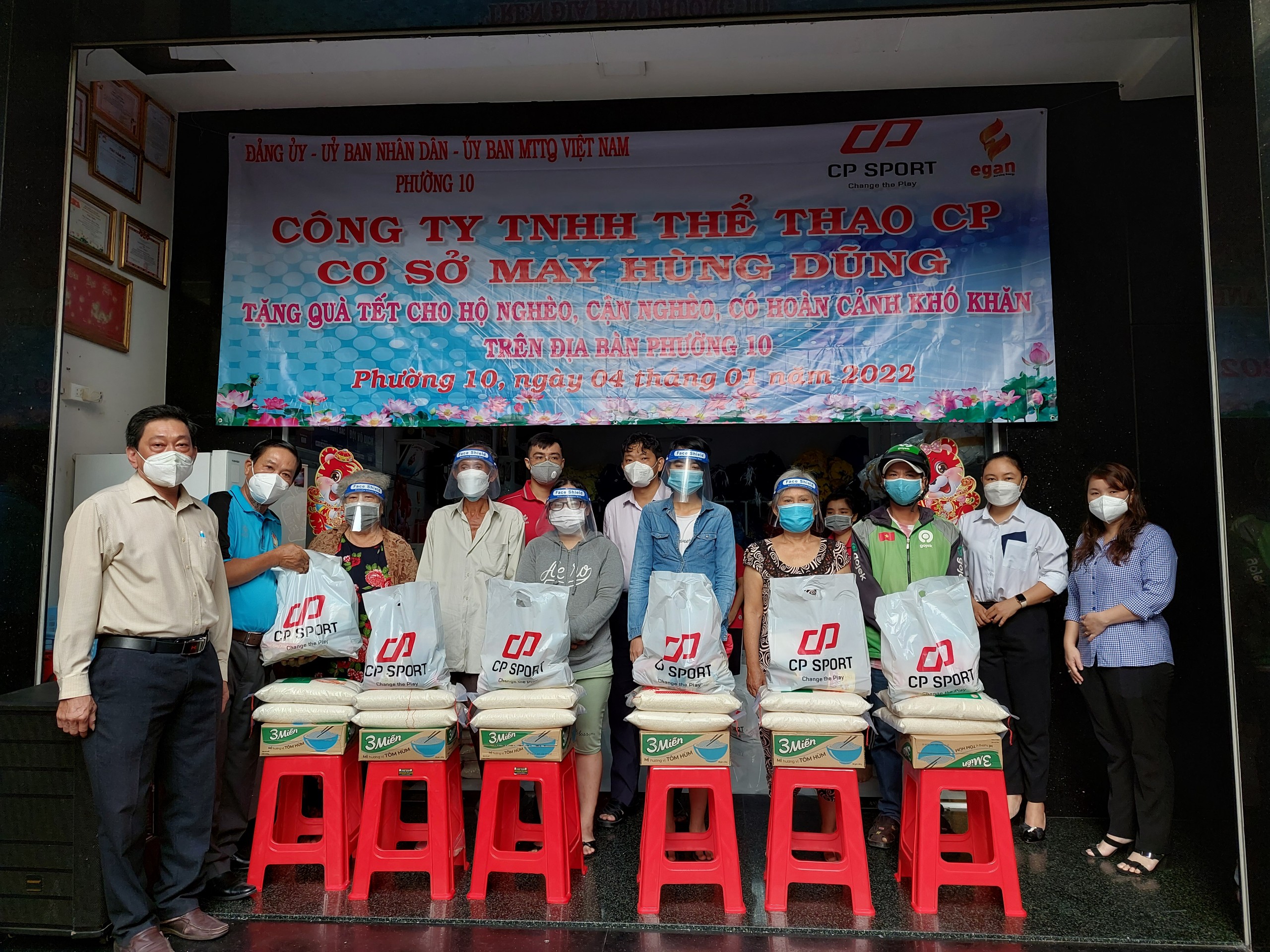 Phường 10 quận Tân Bình trao 100 phần quà Tết cho các hộ có hoàn cảnh khó khăn trên địa bàn
